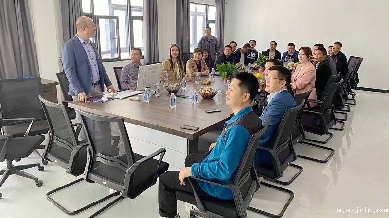 解总为客户讲解公司概况